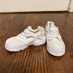 Baby Nike Huarache                               Nike Kids Cream&White Sneakers